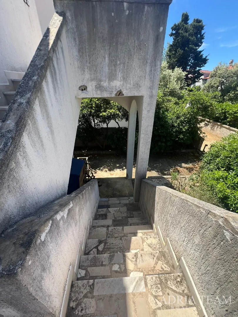 polovica kuće s tri apartmana, izvrsna pozicija! 140 m od plaže, povljana - pag - slika 21