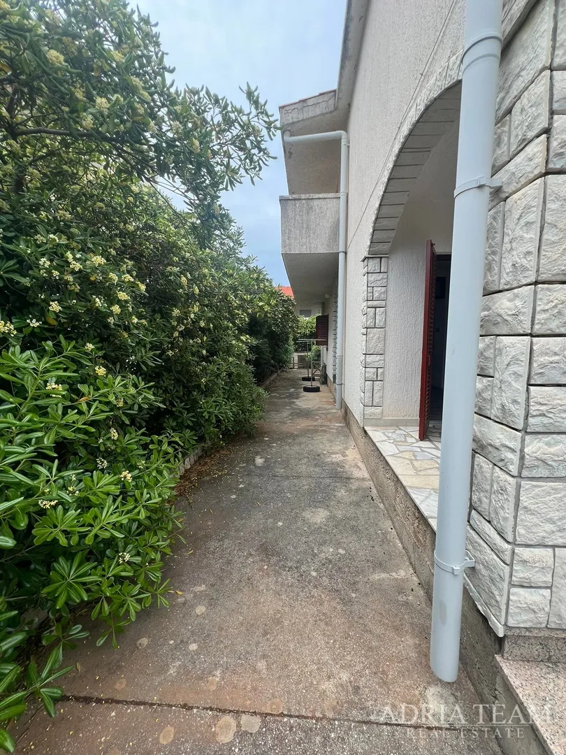 polovica kuće s tri apartmana, izvrsna pozicija! 140 m od plaže, povljana - pag - slika 18