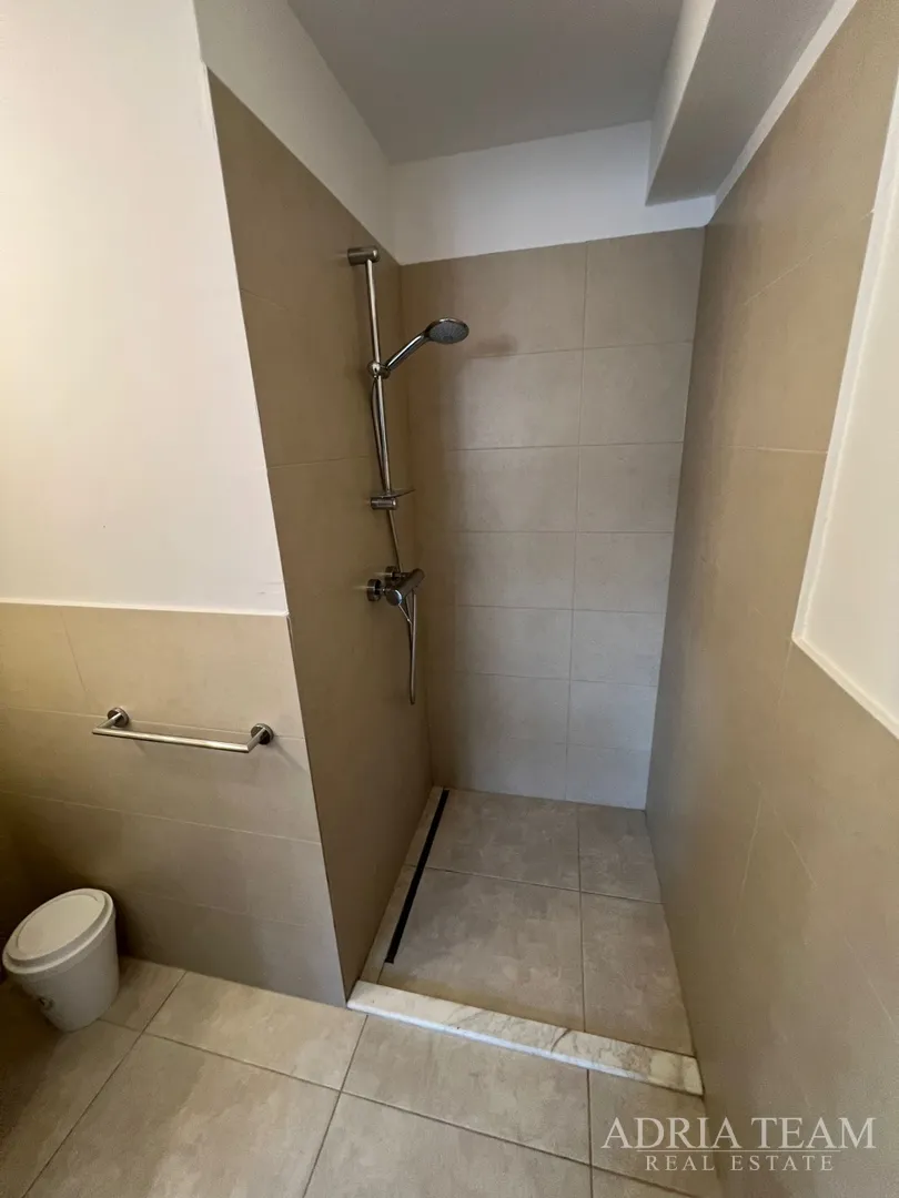 apartmani u prvom redu do mora, moderno uređenje, malo korišteni, bibinje - slika 43