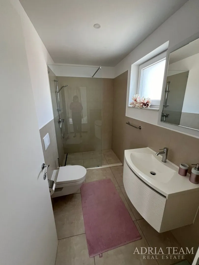 apartmani u prvom redu do mora, moderno uređenje, malo korišteni, bibinje - slika 42