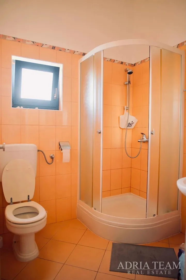 preuređena kuća s pogledom na more i 4 stambene jedinice - vir - slika 15