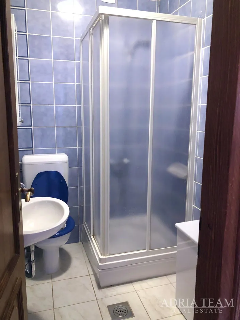 prekrasna dvokatnica s tri apartmana u prvom redu do mora – stara novalja, otok pag - slika 13