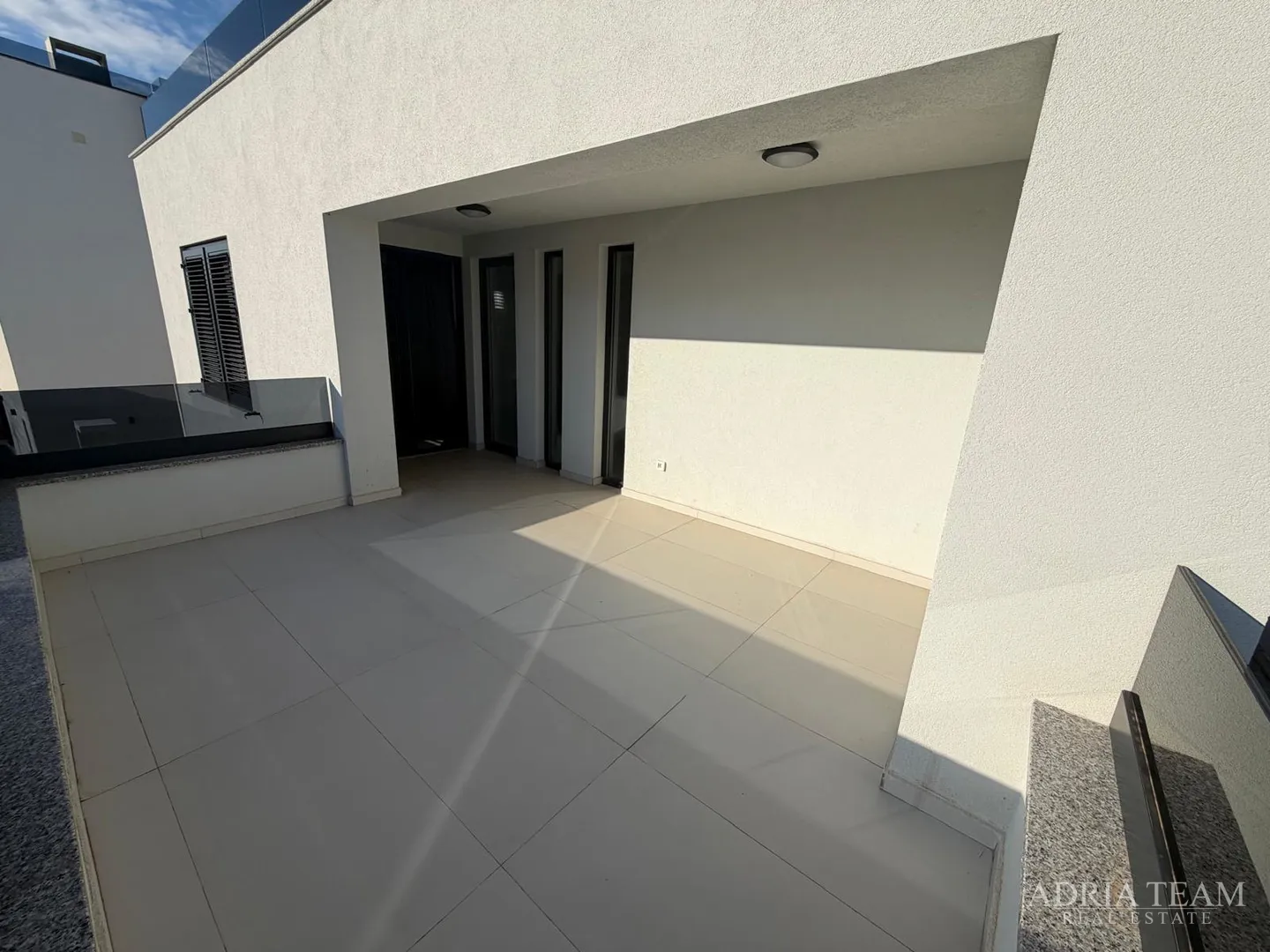 prodaje se luksuzna vila s bazenom – otok vir - slika 22