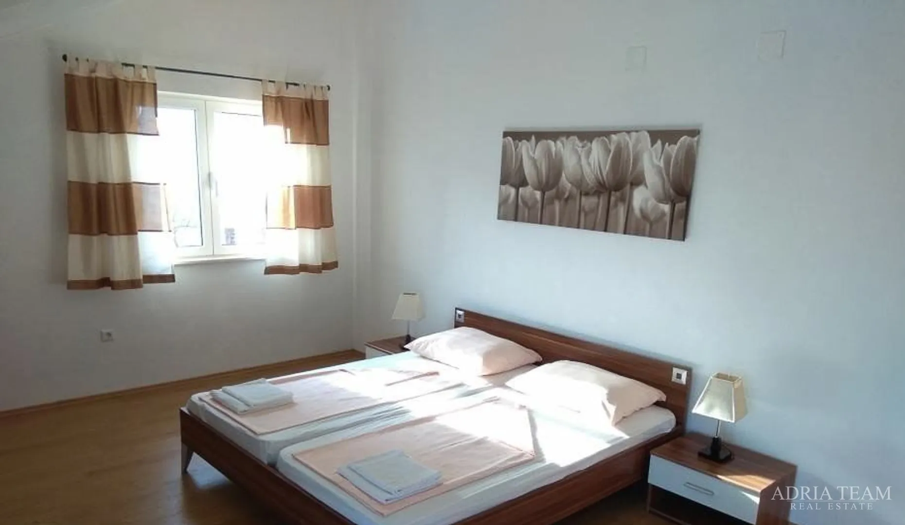 samostojeća kuća sa 7 apartmana, 100 m od mora i plaže, štomorska - šolta - slika 5