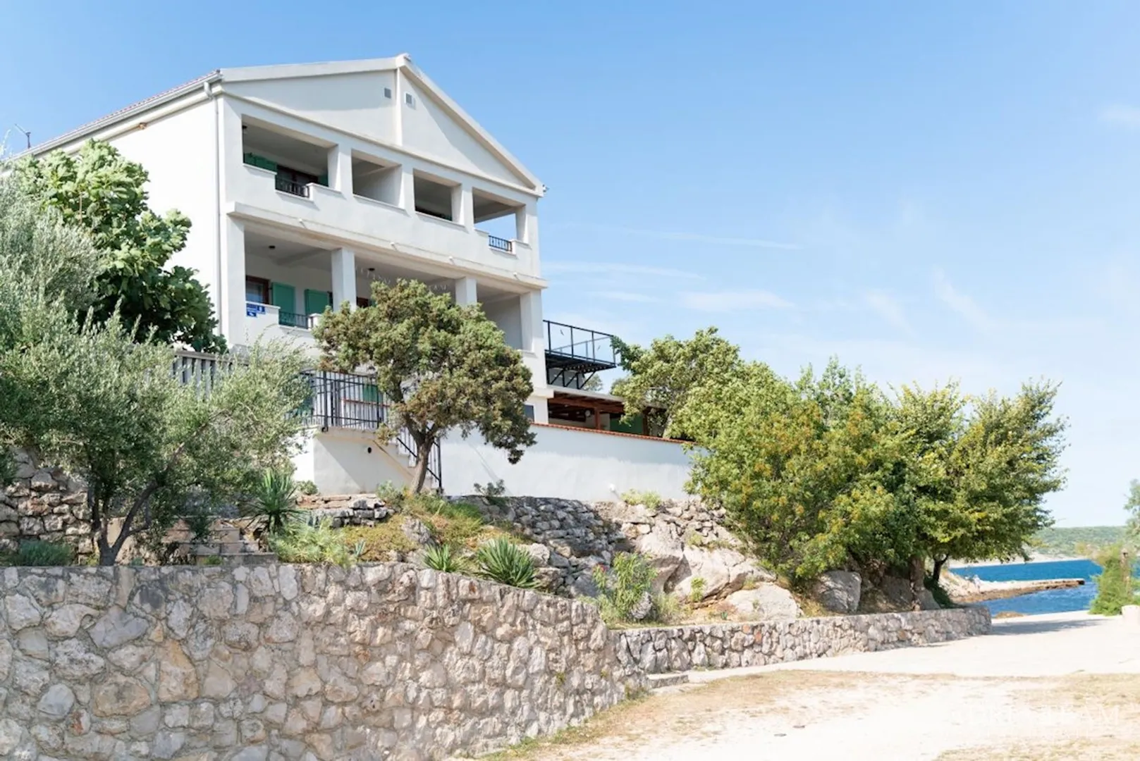 Preuređena Apartmanska Kuća S Mogućnošću Poslovne Namjene, Prvi Red Do Mora - Meka Draga - Obrovac