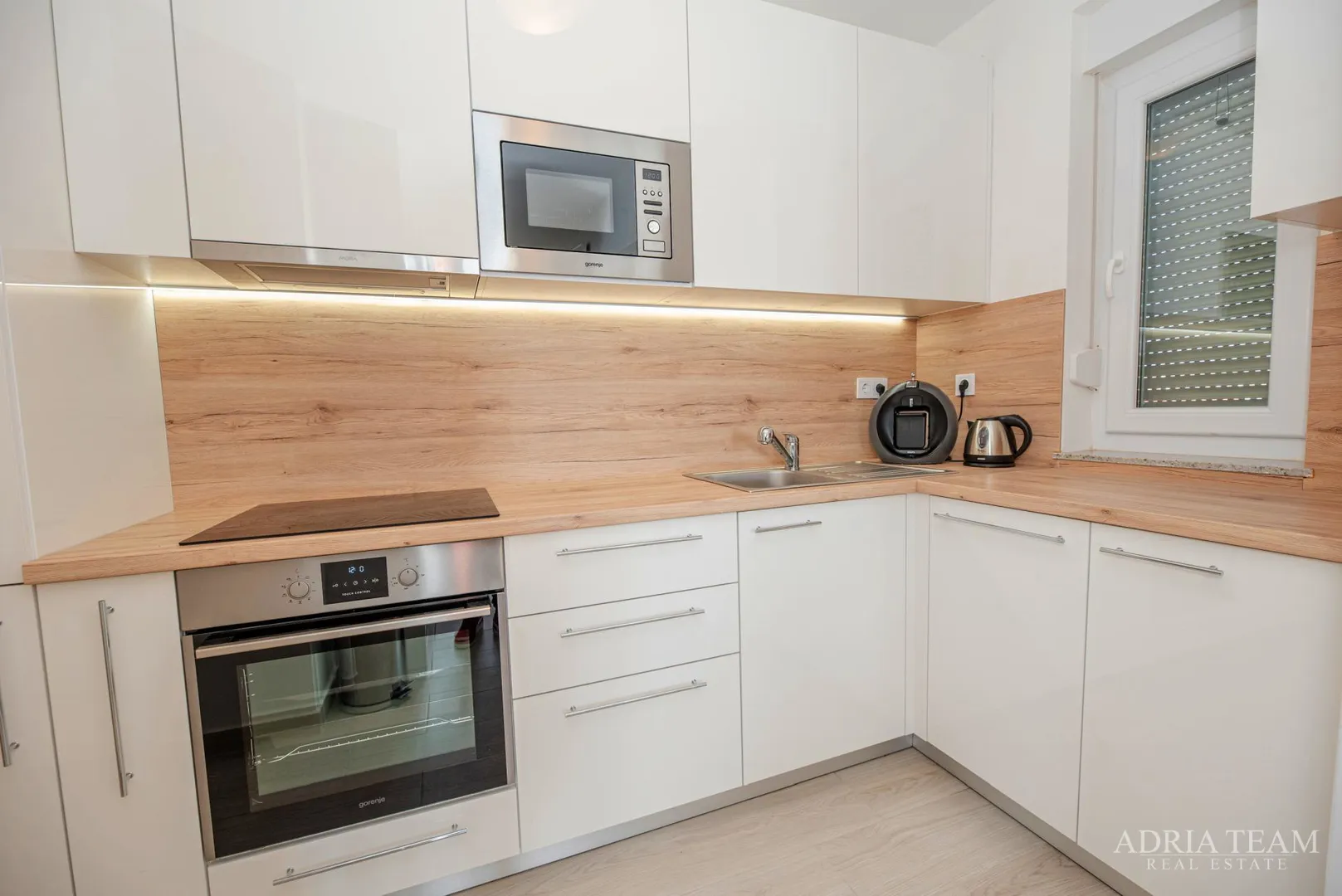 dvoetažni apartman u prvom redu do mora, plaža odmah ispred zgrade - povljana, pag - slika 12
