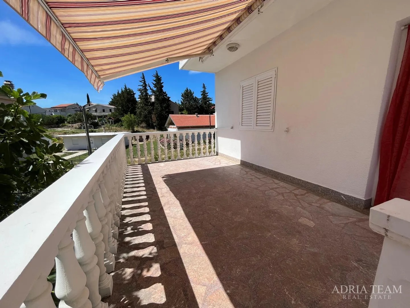 preuređena apartmanska kuća 200 m od mora, garaža i vrt - gornji karin - slika 25