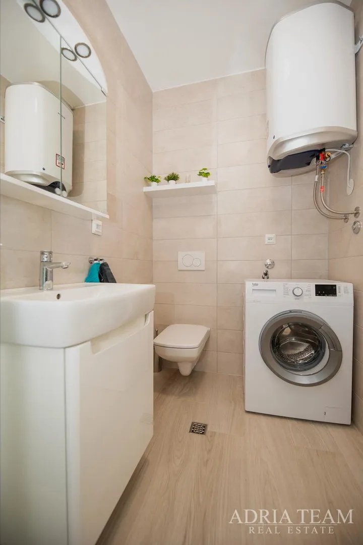 dvoetažni apartman u prvom redu do mora, plaža odmah ispred zgrade - povljana, pag - slika 19