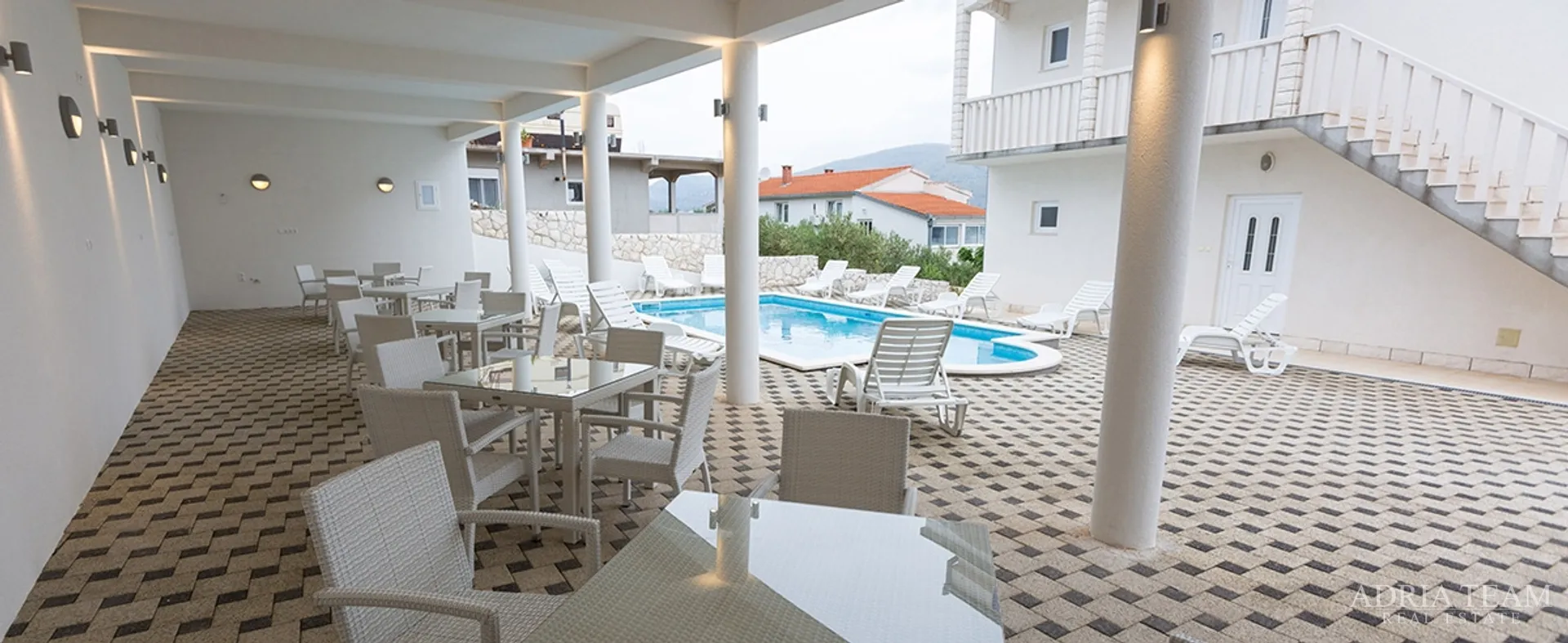 apartmanska kuća s bazenom - slika 7