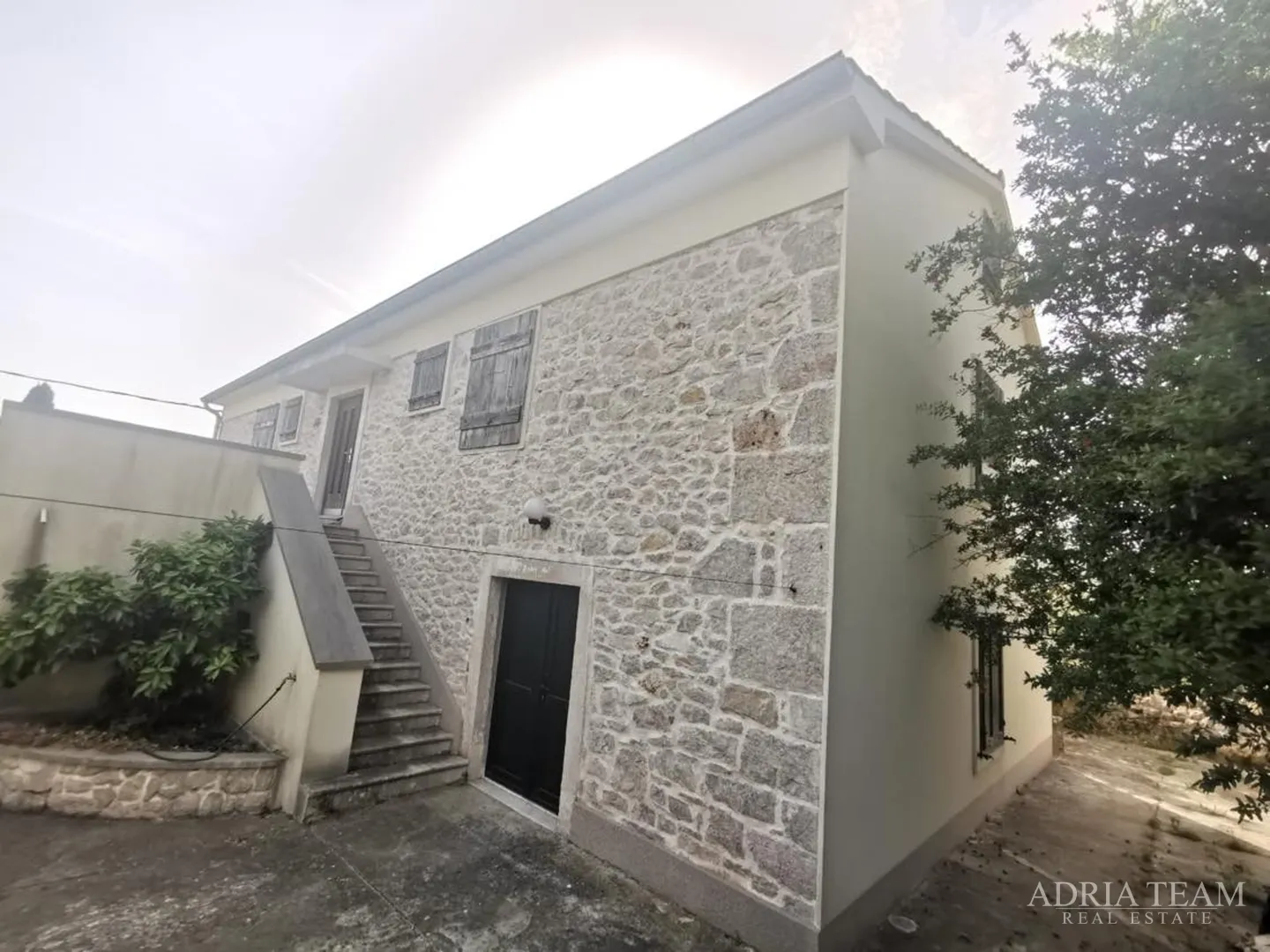 kuća s 3 apartmana i velikom okućnicom - poljana, ugljan - slika 21