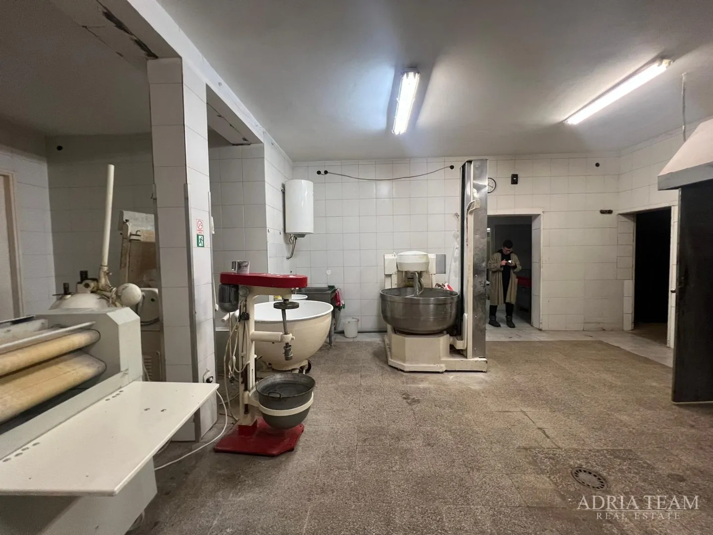 renovirana kuća s poslovnim prostorom (restoran i pekara) - nin - slika 26