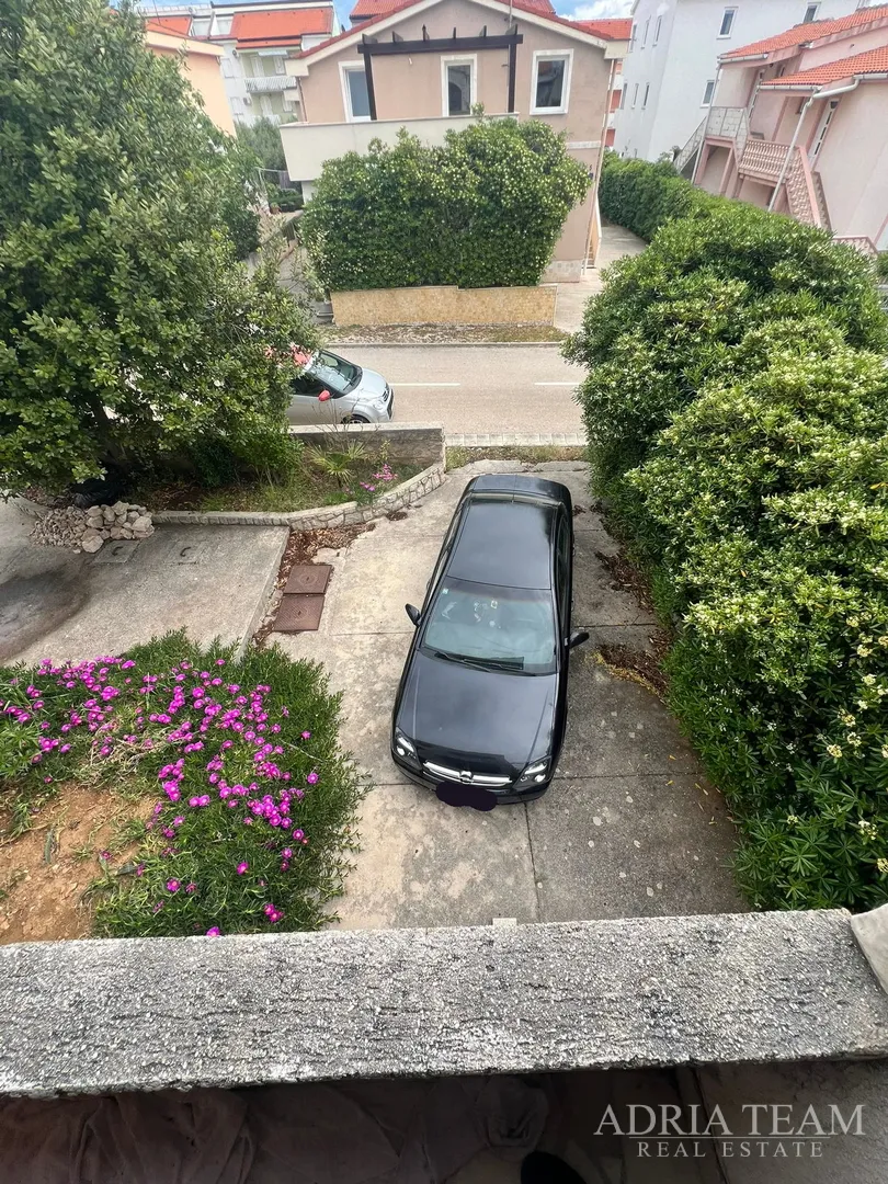 polovica kuće s tri apartmana, izvrsna pozicija! 140 m od plaže, povljana - pag - slika 5