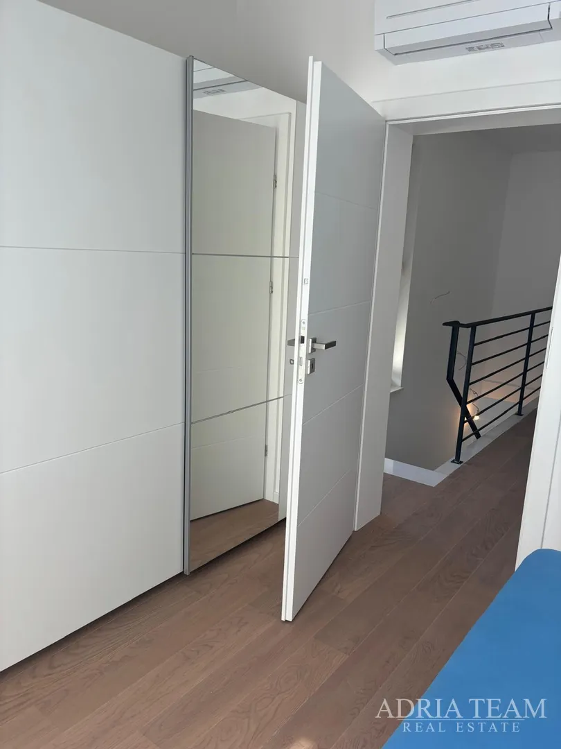 kuća s garažom te otvorenim pogledom na more i planine - vir - slika 21