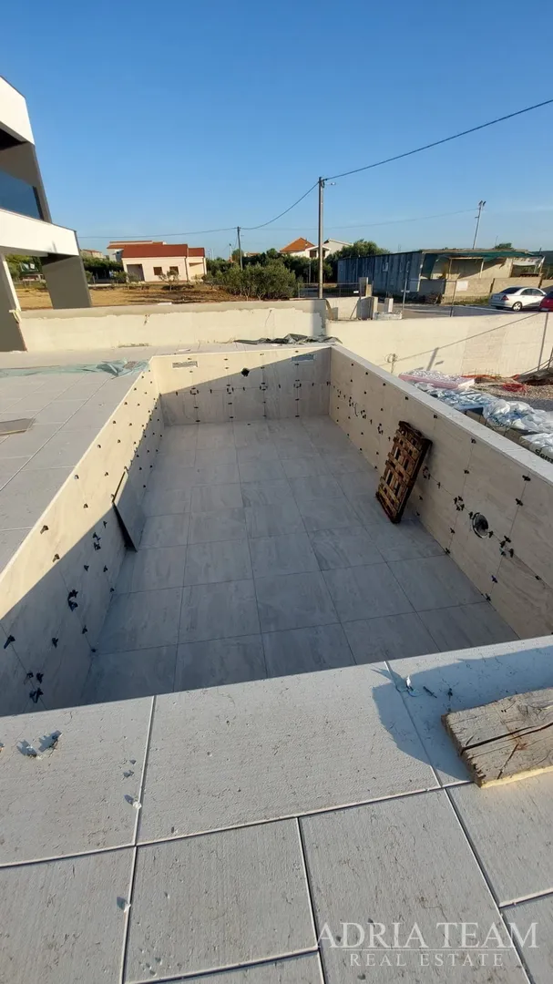 polovica kuće s bazenom - debeljak - slika 84