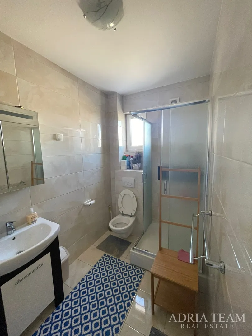 troetažni apartman u stambenoj zgradi - vrsi - slika 22