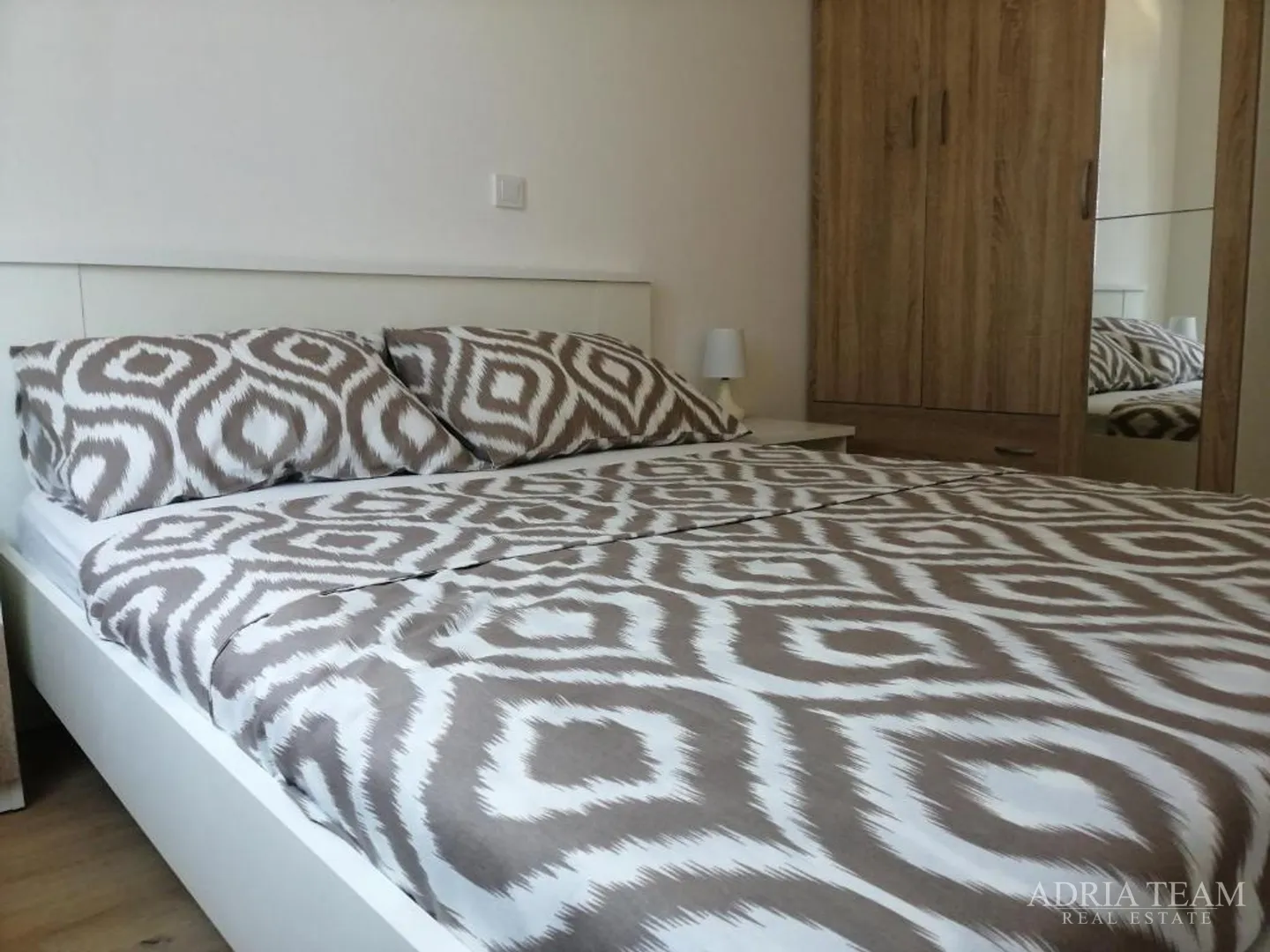 kuća s 3 stambene jedinice i bazenom, pogled na more - maslenica - slika 7