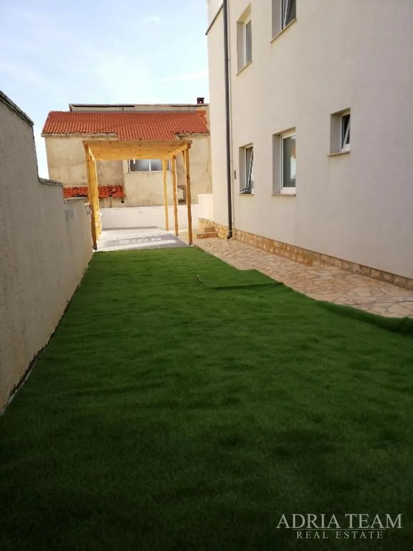 kuća s 3 stambene jedinice i bazenom, pogled na more - maslenica - slika 31