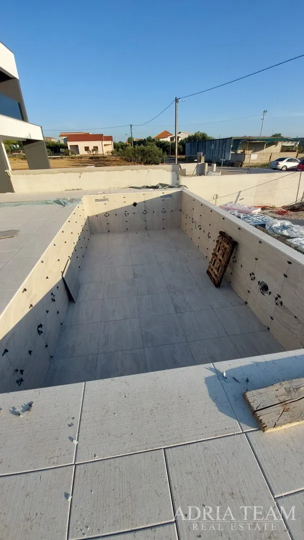 polovica kuće s bazenom - debeljak - slika 84
