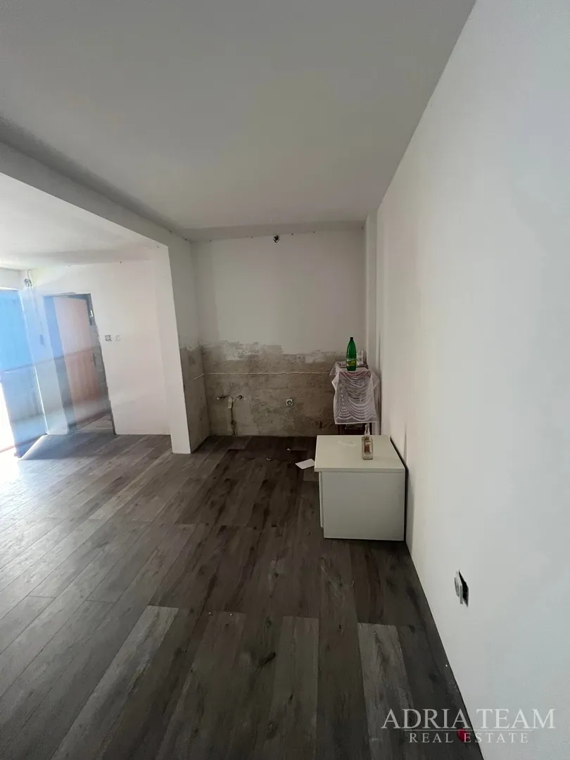polovica kuće s tri apartmana, izvrsna pozicija! 140 m od plaže, povljana - pag - slika 30