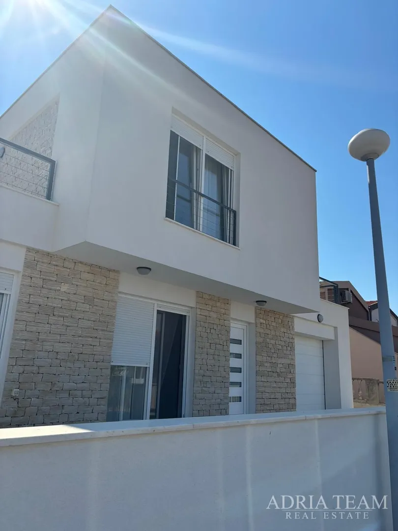 kuća s garažom te otvorenim pogledom na more i planine - vir - slika 3