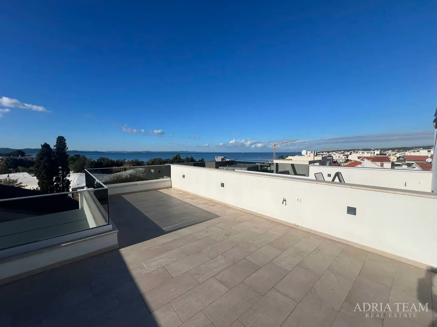 APARTMAN U STAMBENOJ ZGRADI, 80 m OD MORA - DIKLO, ZADAR POSEBNA LJETNA AKCIJA!