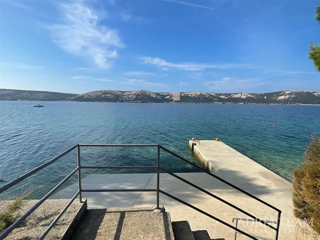 prekrasna dvokatnica s tri apartmana u prvom redu do mora – stara novalja, otok pag - slika 18
