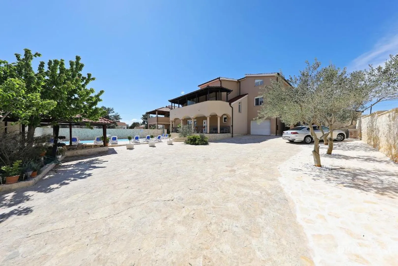 vila s bazenom i pogledom na more, 600 m od mora, privlaka - zadar - slika 4