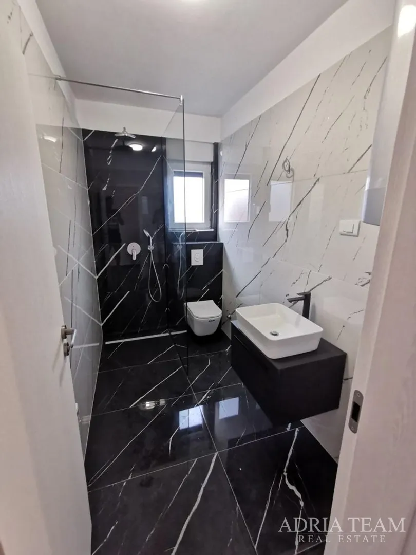 četverosoban stan s krovnom terasom i bazenom, novogradnja - belafuža, zadar - slika 12
