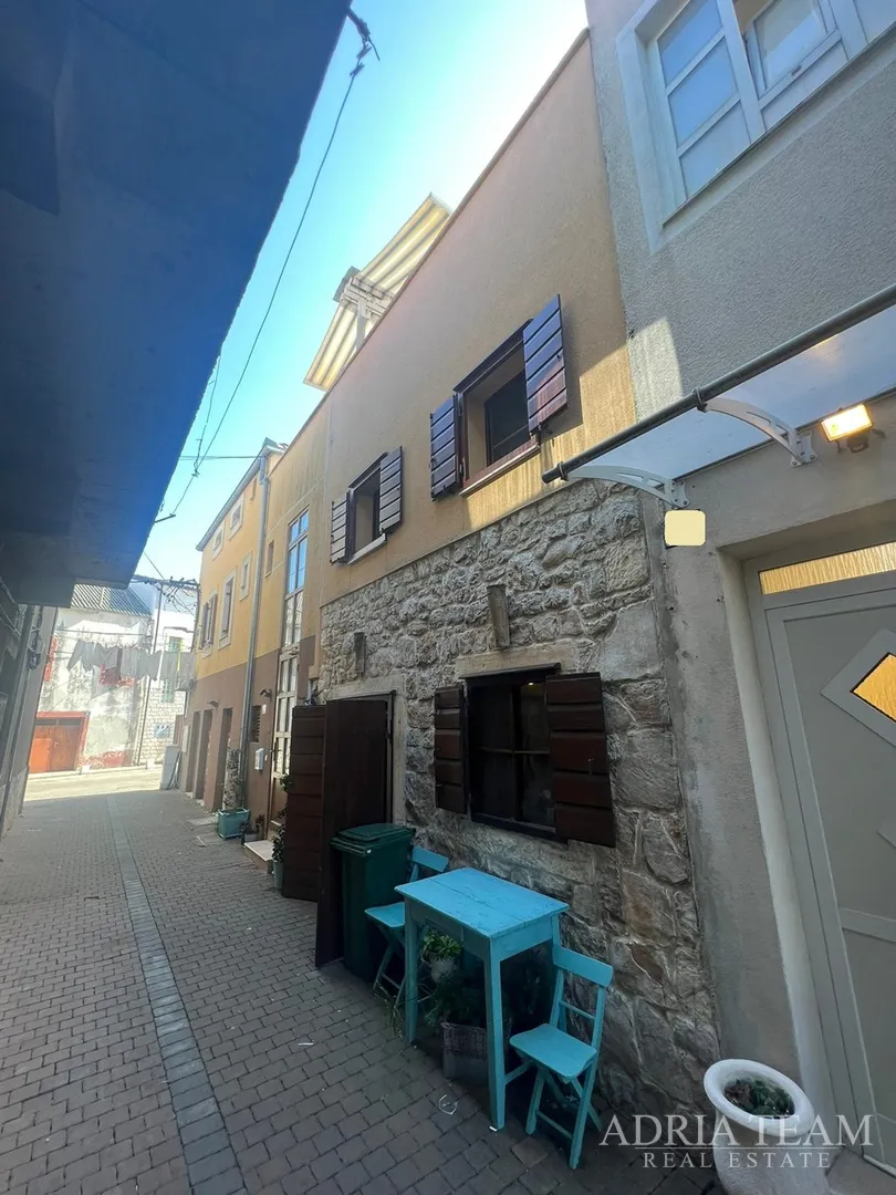 Kuća U Nizu S Apartmanom I Poslovnim Prostorom, Izvrsna Lokacija I Investicija - Pirovac, Centar