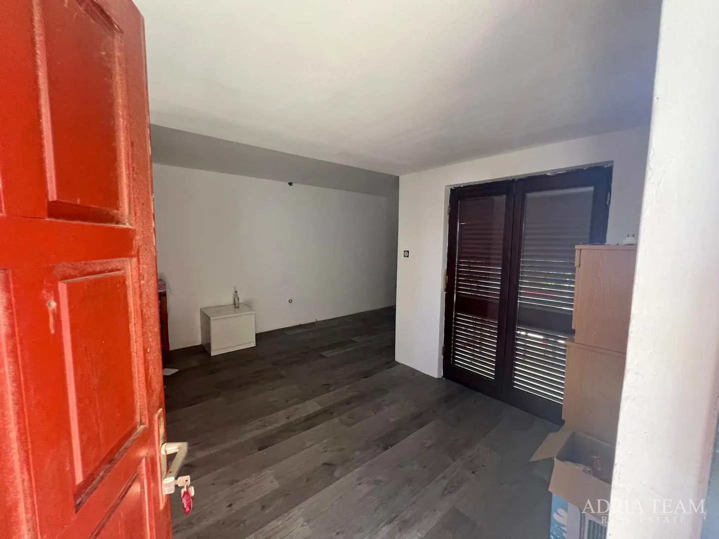 polovica kuće s tri apartmana, izvrsna pozicija! 140 m od plaže, povljana - pag - slika 27