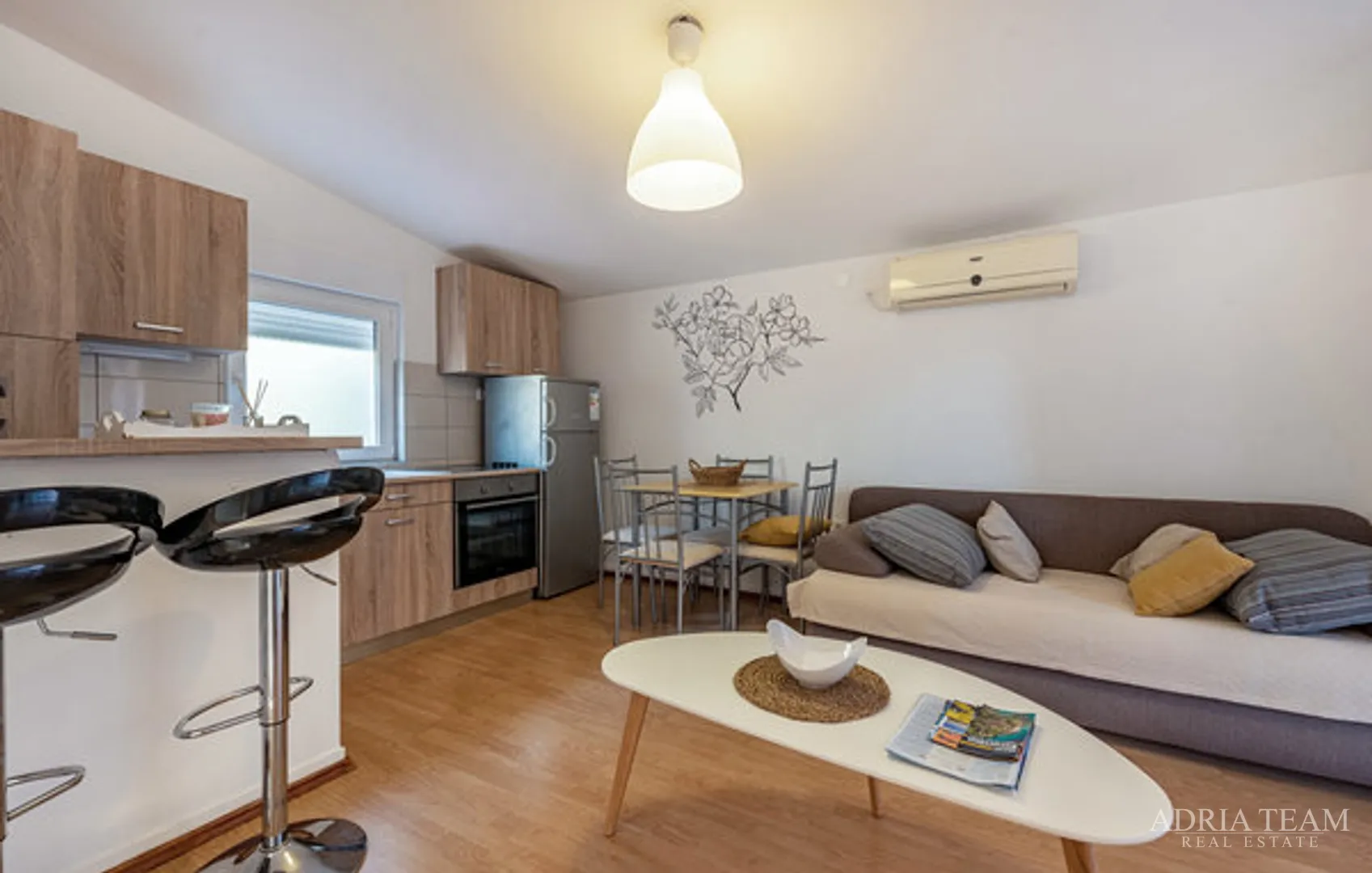 apartmanska kuća s garažom i uređenim dvorištem, drugi red od mora, vir - zadar - slika 5