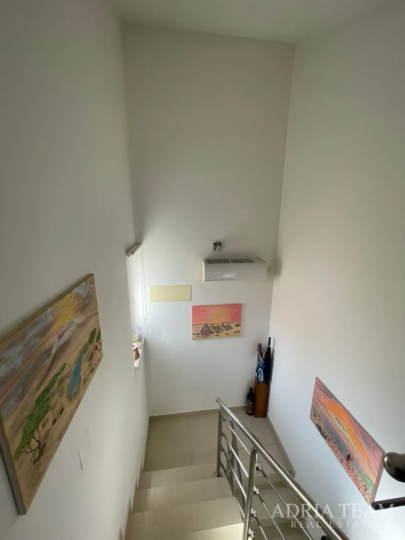 troetažni apartman u stambenoj zgradi - vrsi - slika 18