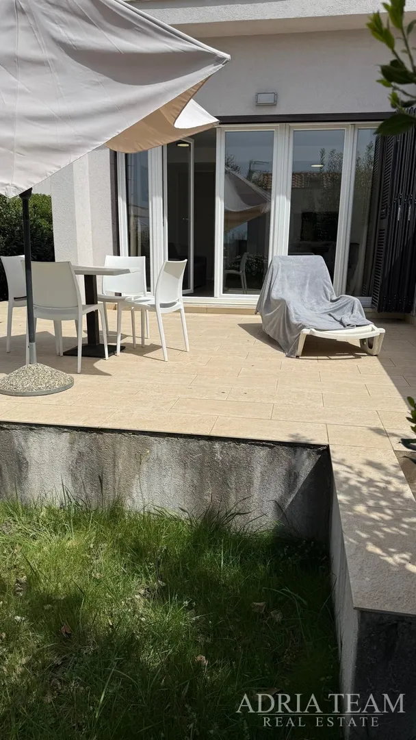prostrani prizemni preuređeni apartman s dva vrta i terasom - petrčane - slika 14