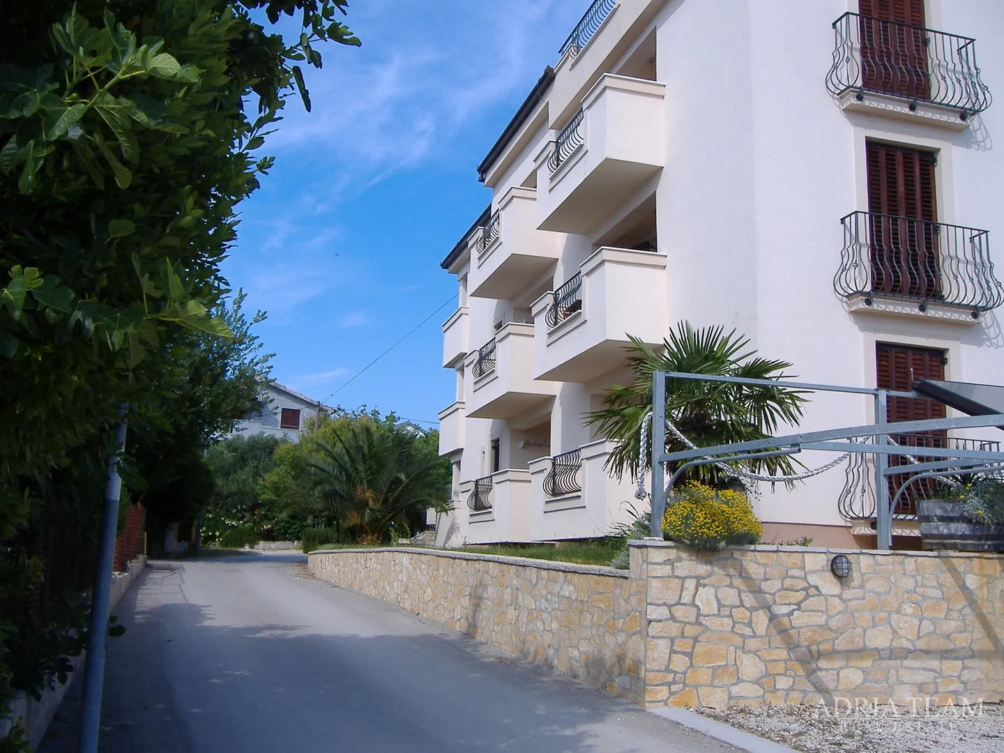hotel s konobom i krovnom terasom, 1. red do mora - sukošan - slika 5
