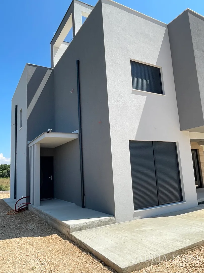 vila s bazenom u novogradnji - zaton - slika 20