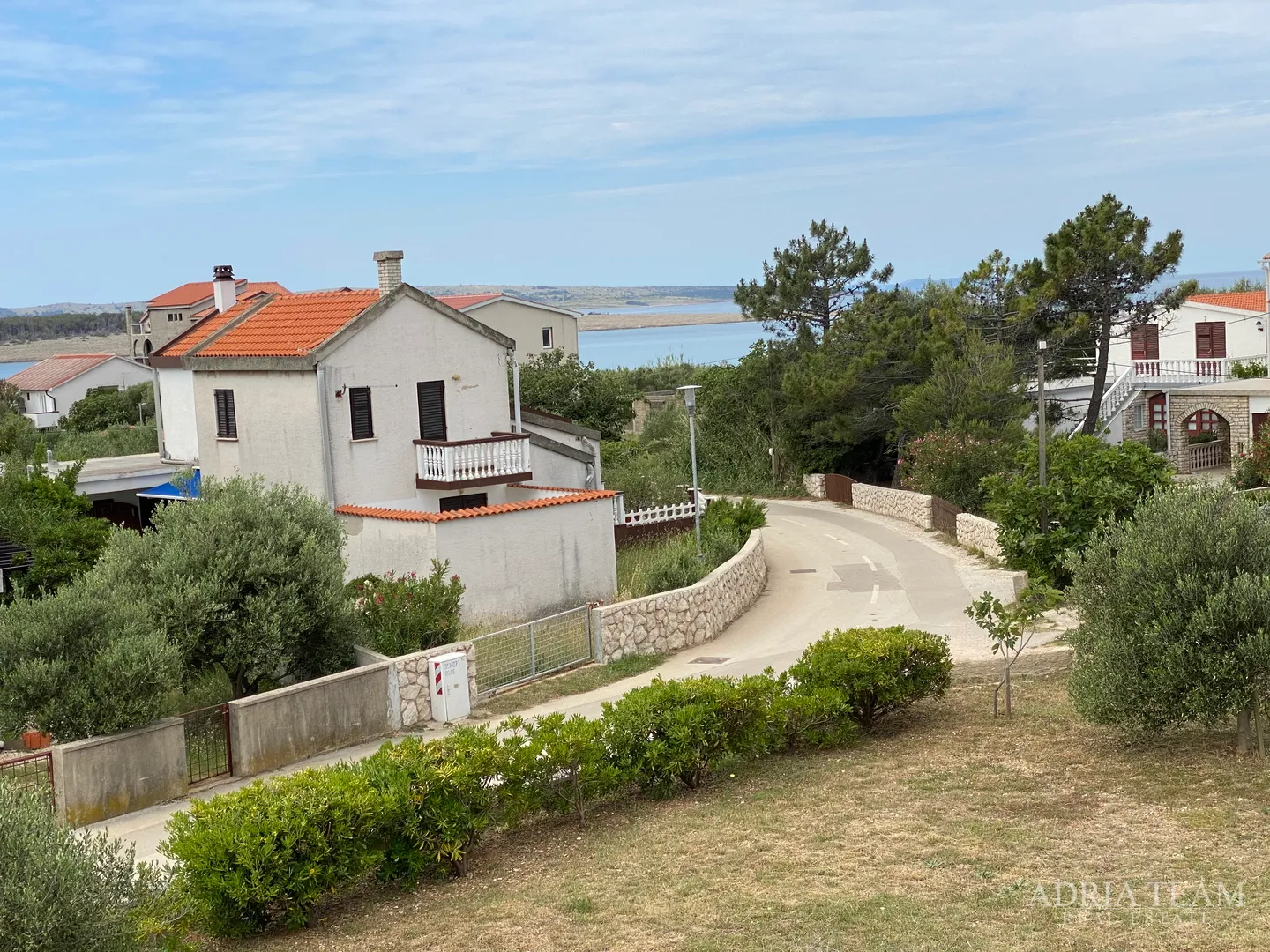 APARTMANSKA KUĆA SA 6 APARTMANA, 70 m OD MORA, PAG - POVLJANA