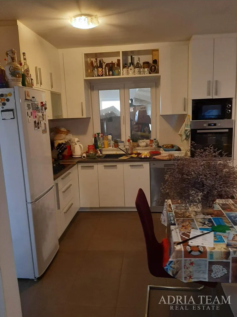 troetažni apartman u stambenoj zgradi - vrsi - slika 16