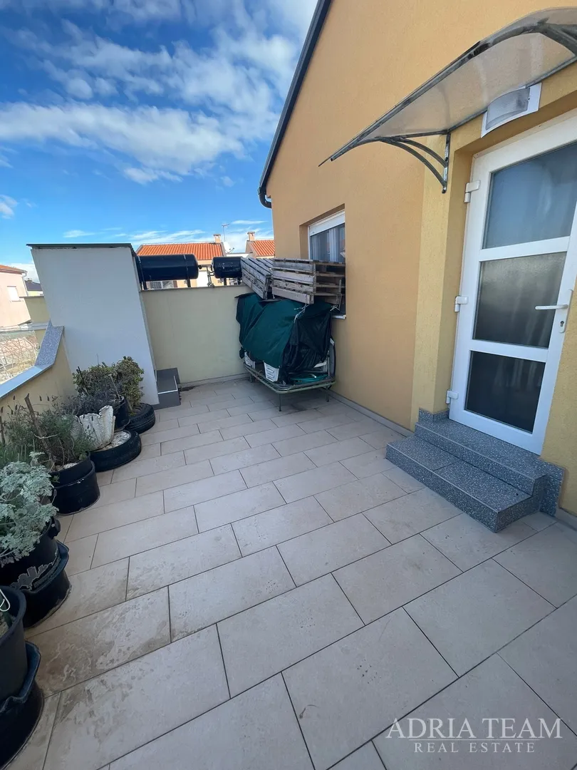 troetažni apartman u stambenoj zgradi - vrsi - slika 6