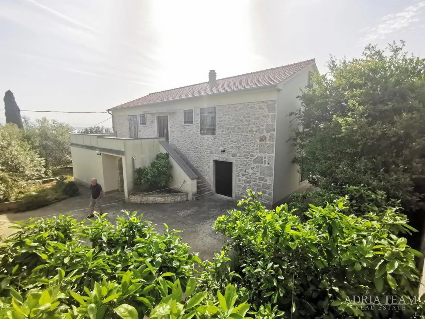 kuća s 3 apartmana i velikom okućnicom - poljana, ugljan - slika 4
