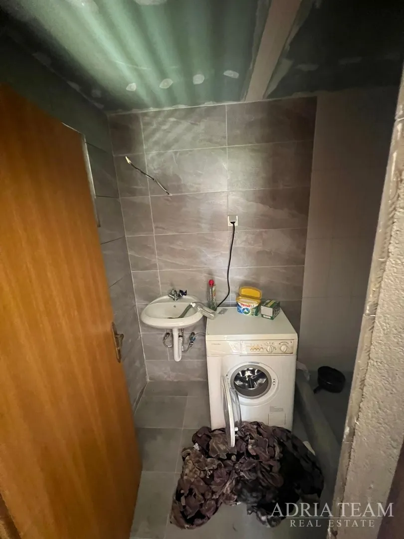 polovica kuće s tri apartmana, izvrsna pozicija! 140 m od plaže, povljana - pag - slika 50