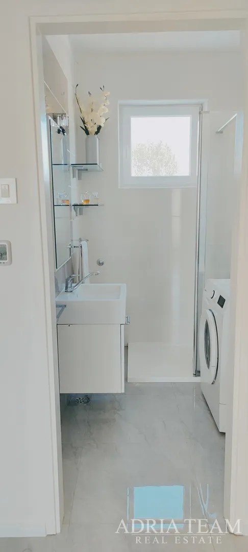 moderan dvosobni apartman s vrtom i garažom – lukoran, otok ugljan - slika 7