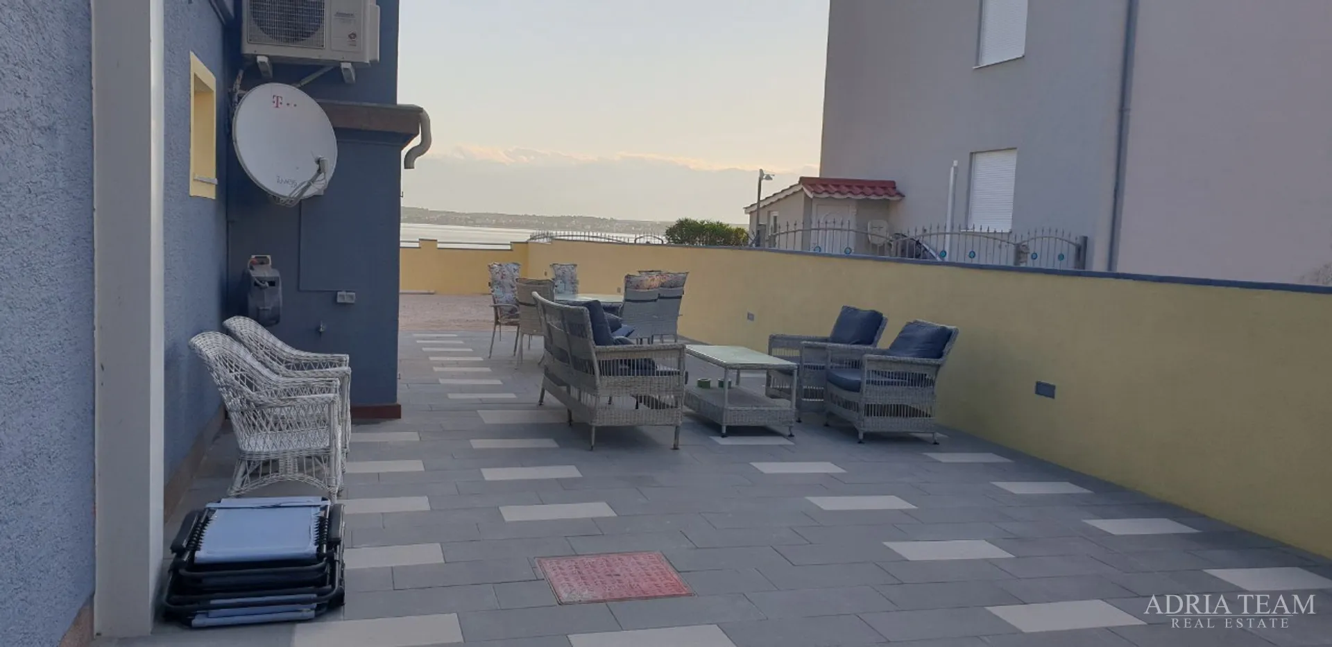 apartmanska kuća u 1.redu do mora - slika 12