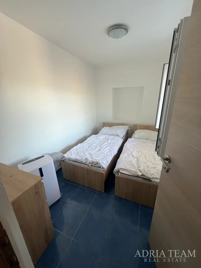 kuća s tri stambene jedinice, pogled na more i velebit - donji karin - slika 20