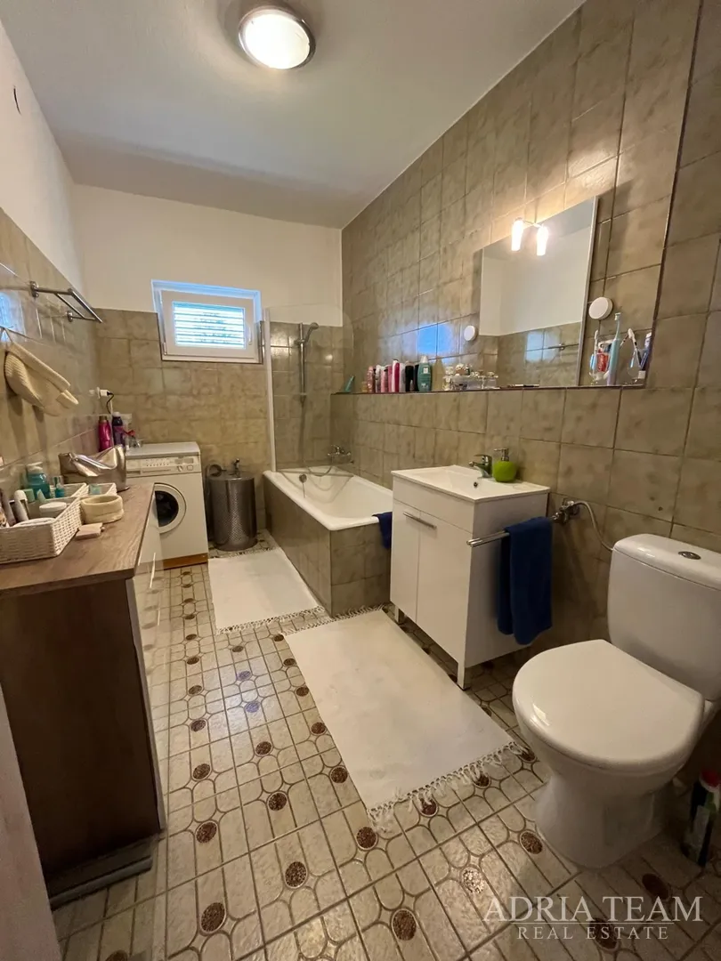 preuređena apartmanska kuća 200 m od mora, garaža i vrt - gornji karin - slika 18