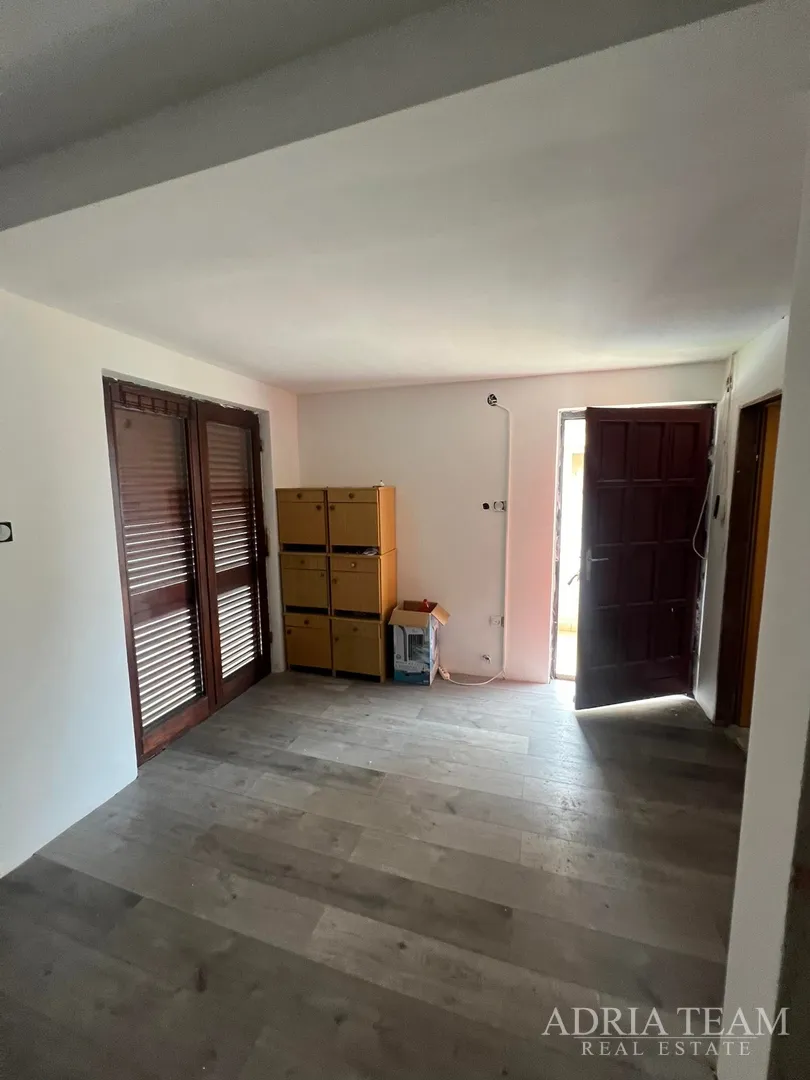 polovica kuće s tri apartmana, izvrsna pozicija! 140 m od plaže, povljana - pag - slika 32
