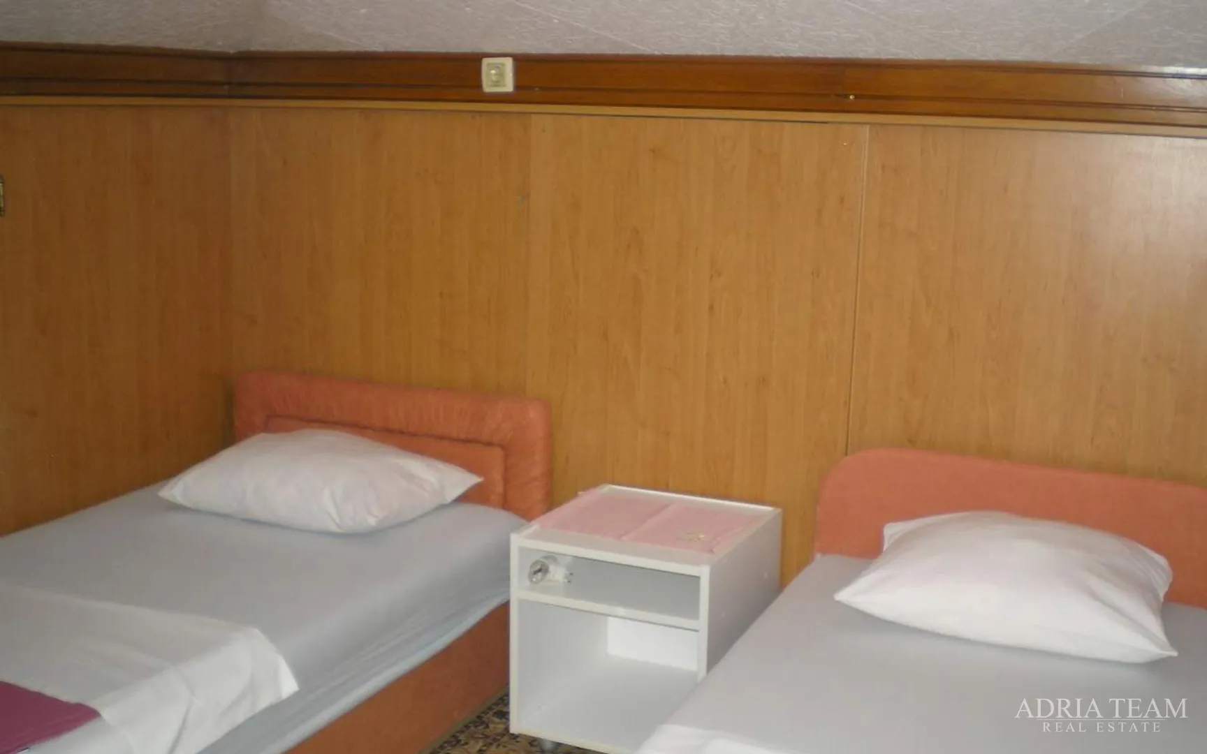 hotel 50 m od mora - posedarje - slika 9