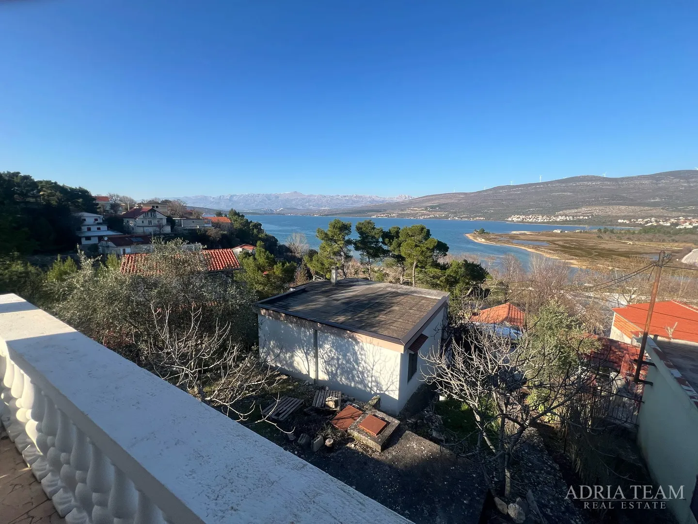 kuća s tri stambene jedinice, pogled na more i velebit - donji karin - slika 94