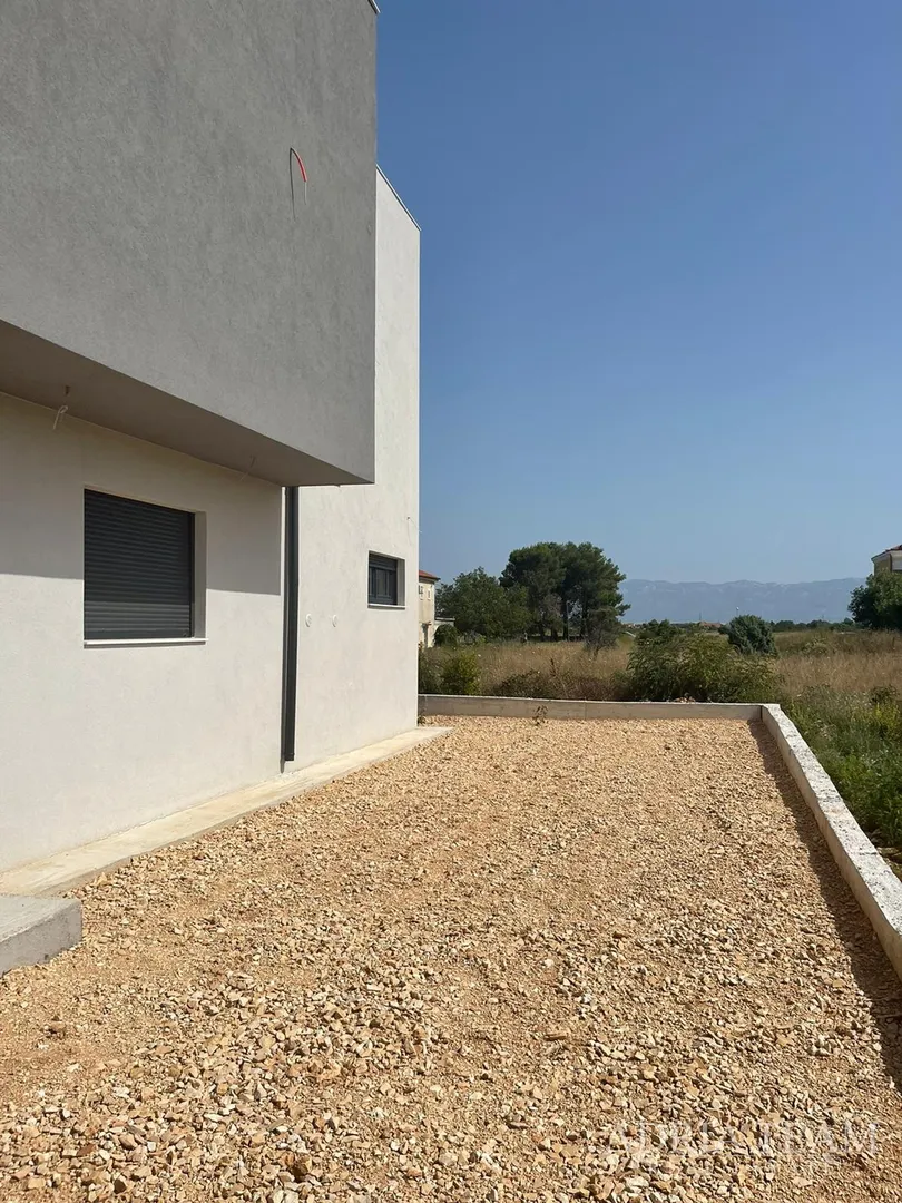 vila s bazenom u novogradnji - zaton - slika 17