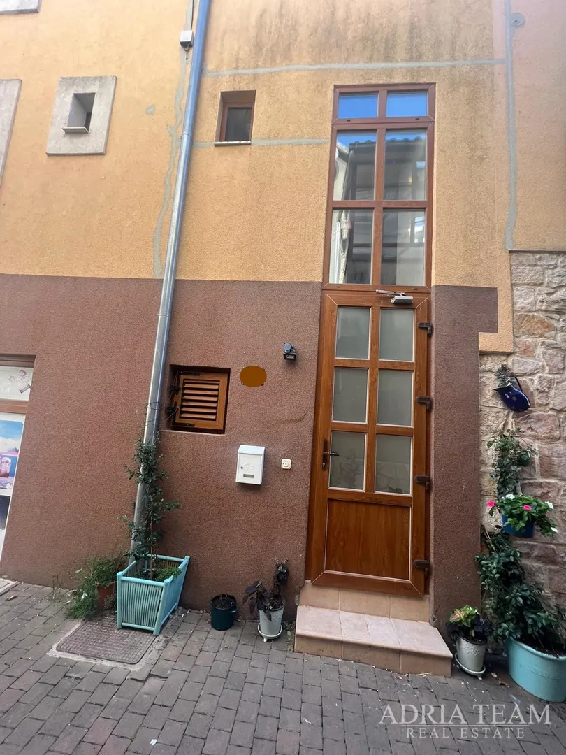 kuća u nizu s apartmanom i poslovnim prostorom, izvrsna lokacija i investicija - pirovac, centar - slika 7
