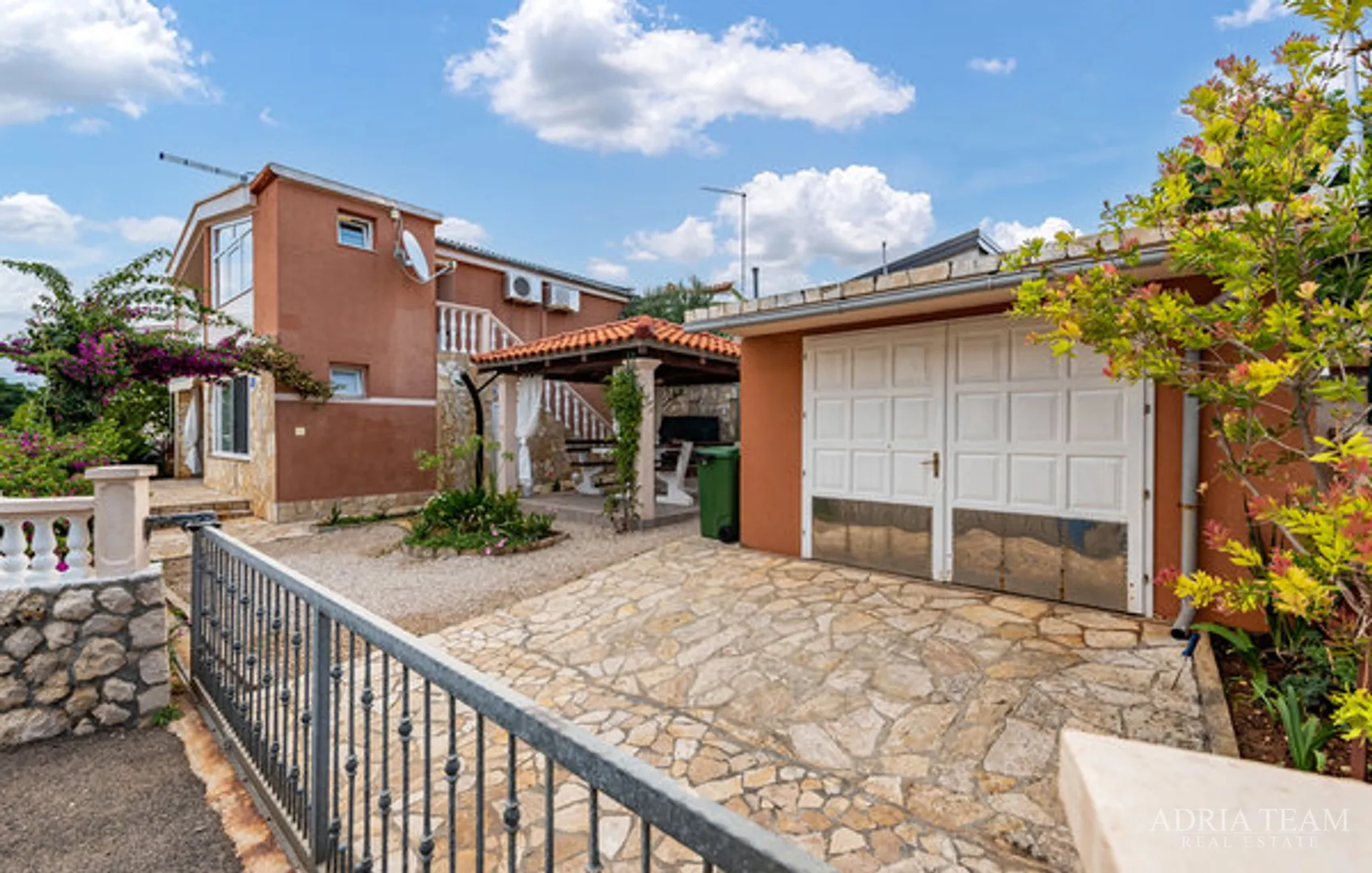 apartmanska kuća s garažom i uređenim dvorištem, drugi red od mora, vir - zadar - slika 2